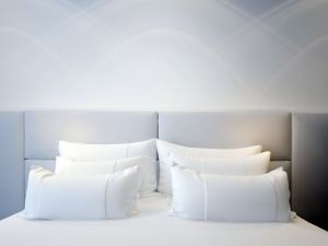 Hotelbett mit klassischem Bezug